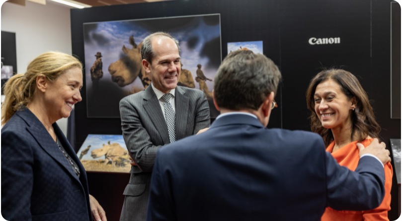 4 personas interactuando entre ellos en la exposición de Canon 