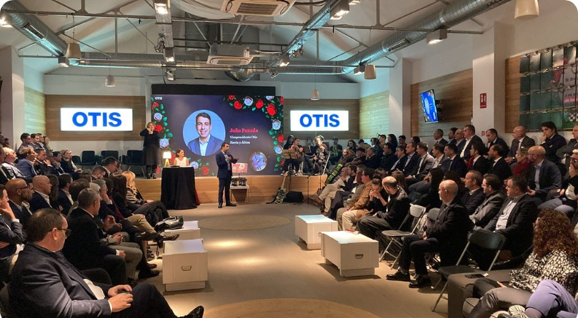 Un hombre exponiendo ante un público en la entrega de premios OTIS